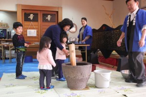 お餅つき