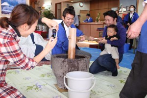 お餅つき